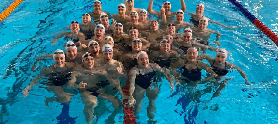 Photo time - group shot in the pool!